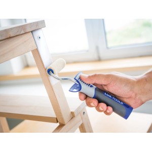 LUX Filtroller 6 cm egy fa szék festése közben. Festőhenger kék-szürke fogantyúval.
