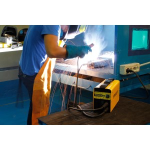 Stanley Inverter 200A hegesztőgép sisakkal használat közben. Hegesztő sisakkal munka közben.