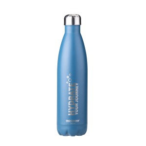 Kék t.b.t. kulacs ezüst színű kupakkal és "Hydrate Your Journey" felirattal.