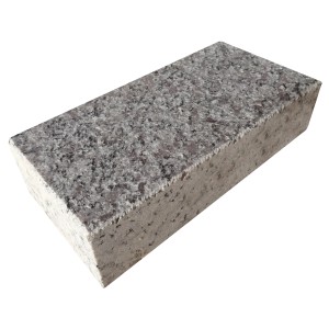 Szürke gránit téglalap alakú térkő, fűrészelt és lángolt, 20x10x5,2 cm.