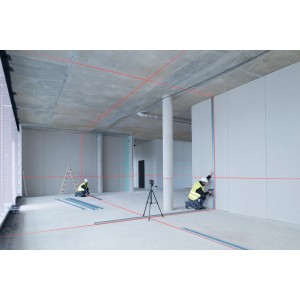 Bosch Professional GLL 3-80 vonallézer használat közben, piros lézersugarakat vetít a helyiség méréséhez.