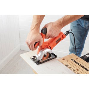 Black+Decker BES510 kompakt kézi körfűrész használat közben, fa vágásakor.