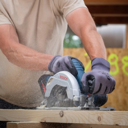 Bosch GKS 18V-57 G akkus körfűrész használat közben fa vágásához.