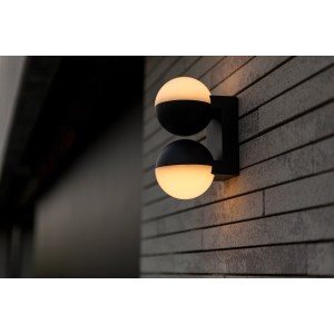 Modern LED kültéri fali lámpa két kerek, fekete-fehér lámpatesttel.