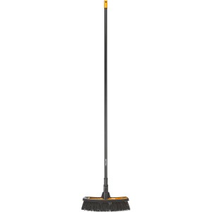 Fiskars Solid M univerzális seprű PowerClean sörtékkel járdákhoz és teraszokhoz.