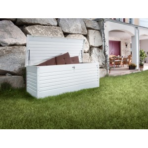 Nyitott, fehér Biohort FreizeitBox Gr. 200 a kertben, párnákkal.