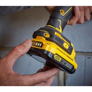 Stanley Fatmax V20 18V/2Ah akkumulátor elektromos kéziszerszámokhoz használat közben.