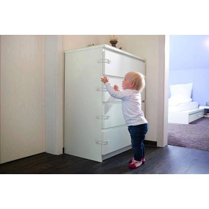 Gyermek próbálja kinyitni a fiókot Abus Universalriegel JC1200A-val.