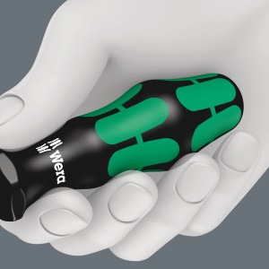 Wera Kraftform Kompakt Universal 7 részes szerszámkészlet, csavarhúzó nyél a kézben