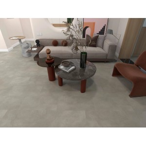 Lerakott Decoflooring Pula vinil padló kő hatású, csempe mintázatú, 3,5 mm-es click rendszerrel a nappaliban.