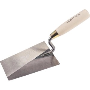 Kőműveskanál fa nyéllel a LUX-TOOLS-tól falazási, csempézési és vakolási munkákhoz.