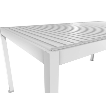 A fehér Biohort pergola részlete lamellás tetővel. Teraszfedés vízelvezetéssel.