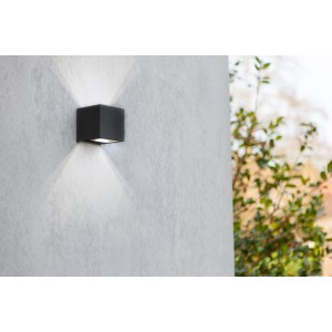 Fekete, kocka alakú Lutec Gemini LED kültéri fali lámpa felfelé és lefelé irányuló fénysugárral.