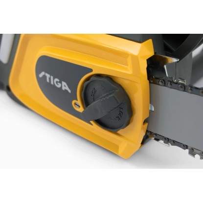 A sárga Stiga CS 118c elektromos láncfűrész közeli képe lánccal és olajtartály sapkával.