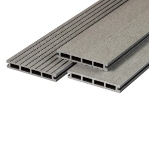 Világosszürke WPC teraszburkoló deszkák (2,1x14,5x300 cm) részlete, barázdált felülettel.