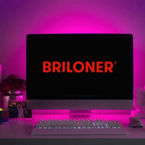 Brilo Wifi-LED szalag RGB monitor mögött billentyűzettel, rózsaszín világítás.