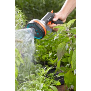 Gardena Premium Multibrause használat közben: kézben tartott kerti szórófej öntözi a növényeket.