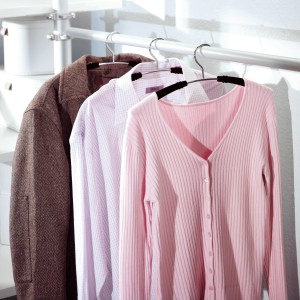 3 darabos, bevonatos fém ruhaakasztó felsőruházathoz. Textil tárolás.