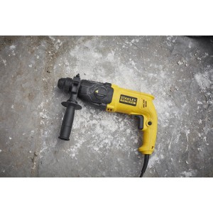 Sárga Stanley FatMax 750 W fúrókalapács fekete fogantyúval és SDS Plus befogással.