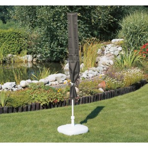 Acamp védőhuzat napernyőkhöz, 300 cm-ig, sötétszürke, a kertben.