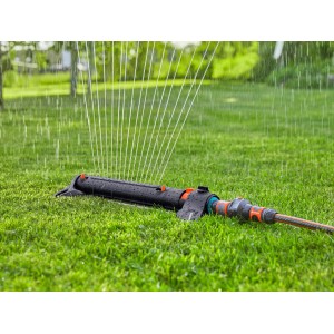 Gardena AquaZoom L négyszögletes esőztető működés közben, zöld gyep öntözése.