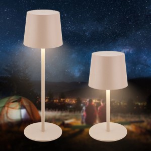 Brilo Bota bézs akkus LED asztali lámpa használat közben egy teraszon kempingezés közben.