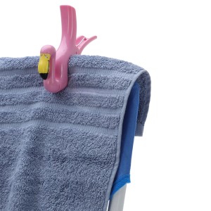 Törölközőcsipesz készlet, 2 db, ABS, flamingó mintával szürke törölközőn.
