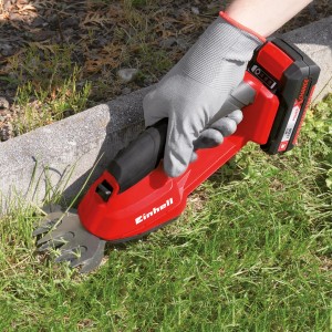 Einhell Power X-Change GC-CG 18 Li Solo akkus fű- és cserjévágó fűnyírás közben.