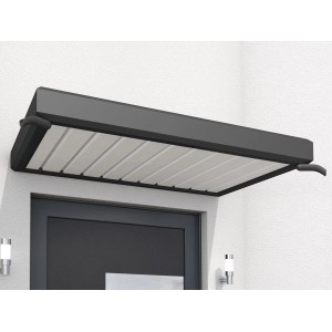 Téglalap alakú, antracit színű Gutta előtető 150x90 cm-es méretben bejárati ajtó fölött.