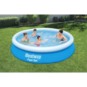 Kék Bestway Fast Set medence, Ø 366 cm, családdal a kertben. Quick-Up Pool.