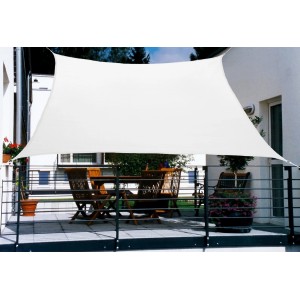 Krémszínű Floracord HDPE erkély napvitorla, 270x140 cm, erkélyre szerelve.