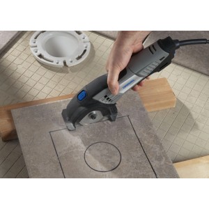 Dremel DSM20 miniszerszám DSM540 gyémánt vágókoronggal precízen vág csempét.