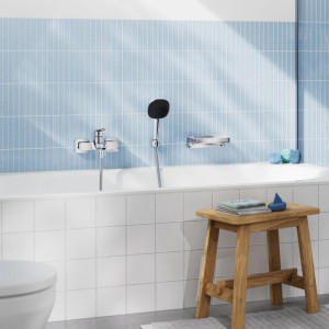 Grohe Dice króm egykaros kádcsaptelep, falra szerelt, kézi zuhannyal modern fürdőszobában kék csempékkel.