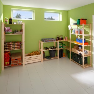 OBI fa csavaros polcok a szobában, puhafa, 170x85x40cm, tárolt árukkal megtöltve.