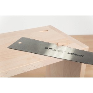 Wolfcraft bükkfa tipli (Ø 9,5 mm) használat közben fűrésszel egy fadarabon.