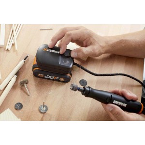 Worx MakerX akkus multifunkciós szerszám használat közben HubX-szel és tartozékokkal.