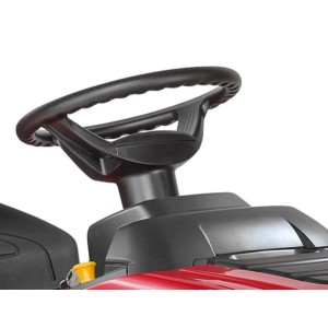 Közelkép egy piros fűnyíró traktor kormánykerekéről.