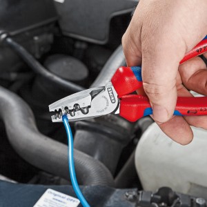 Knipex krimpelő fogó érvéghüvelyekhez használat közben, piros-kék nyelű fogó kék érvéghüvelyt krimpel.