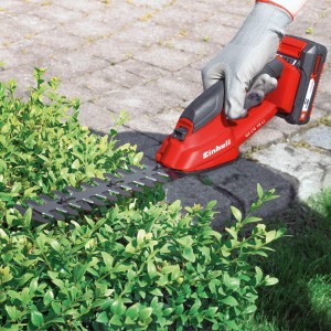 Einhell GC-CG 18 Li akkus fű- és cserjévágó sövény nyírás közben.