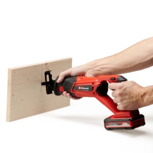 Einhell Power X-Change TE-AP 18 Li-Solo akkus univerzális fűrész fa vágás közben.
