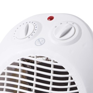 Közelkép: Fehér, oszcilláló hősugárzó termosztáttal elektromos fűtéshez.