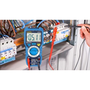 Pancontrol PAN 186 PROFI digitális multiméter árammérése közben.