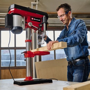 Einhell TC-BD 630/1 oszlopos fúrógép fát fúr. Piros és ezüst asztali fúrógép.