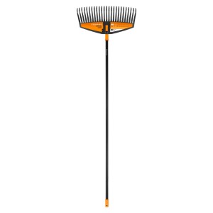 Fiskars Solid L lombseprű: Széles lombseprű műanyag fogakkal és hosszú nyéllel a kerti munkákhoz.