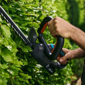 Gardena EasyCut 45/18V akkus sövénynyíró működés közben, sövényt vág. Ergonomikus fogantyú, vezeték nélküli szabadság.