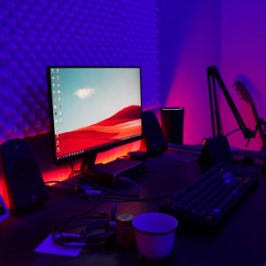 Íróasztal Brilo Wifi LED szalaggal, amely RGB színekben világítja meg a monitort és a falat.