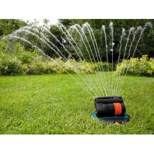 Gardena Sprinklersystem OS 140 süllyesztett négyszög öntöző működés közben, gyep öntözése a kertben.