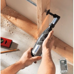 Dremel 575 sarokadapter fát vág. Mini szerszám tartozék nehezen elérhető helyekre.
