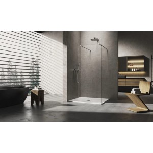 Modern, walk-in t.b.t. zuhanykabin üvegfallal és esőztető zuhannyal, stílusos fürdőszobában.
