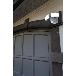 Lutec LED Arc kültéri reflektor két forgatható fejjel egy ház falán.